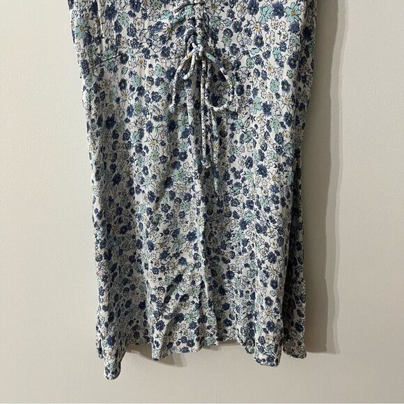 White dress with blue flowers. Little pull tie in the front 100% viscose. I - Picture 4 of 8